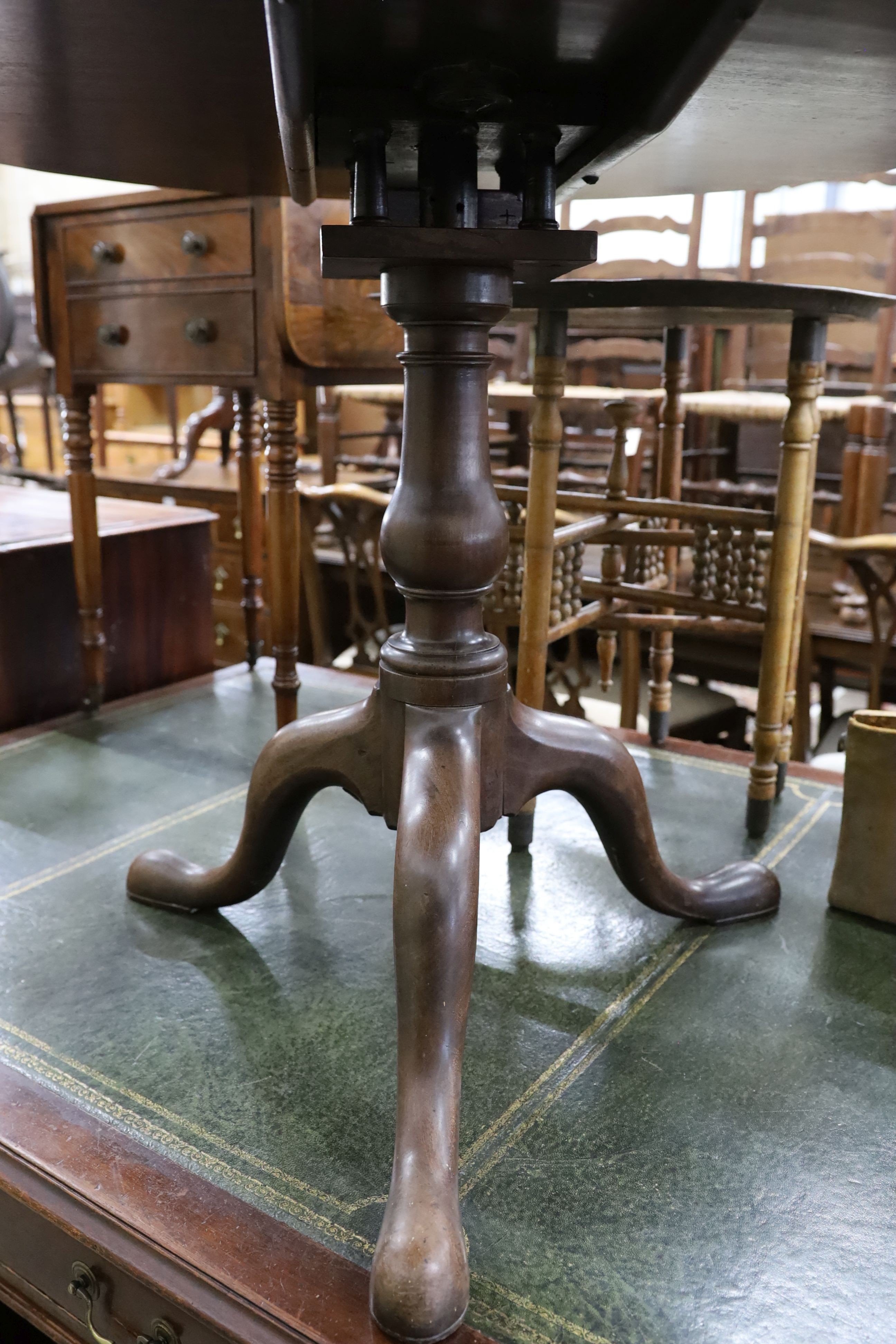 A George III circular mahogany birdcage tilt top tripod tea table, diameter 85cm, height 71cm